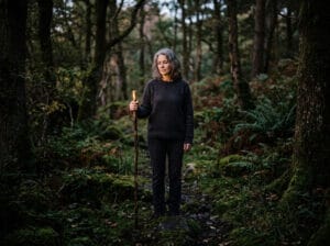 Vrouw, staven schildknaap visual in bos