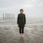 Vrouw aan strand