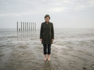 Vrouw aan strand